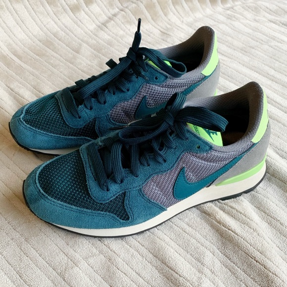 Nike Shoes - 💞 NIKE INTERNATIONALIST 💞 Amazing Deal!!